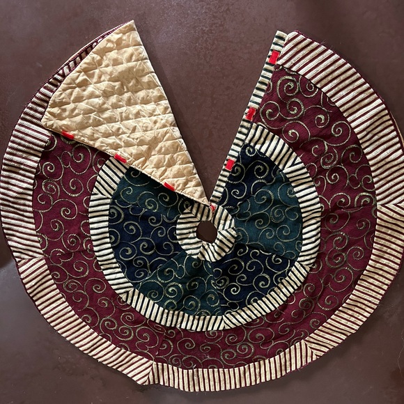 Vintage Christmas Tree Skirt - Picture 2 of 4